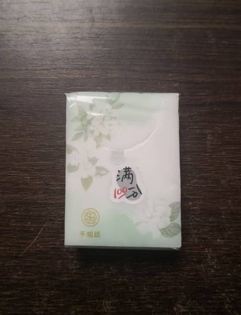 Ultra-soft low-dust pocket tissue sheet in hand