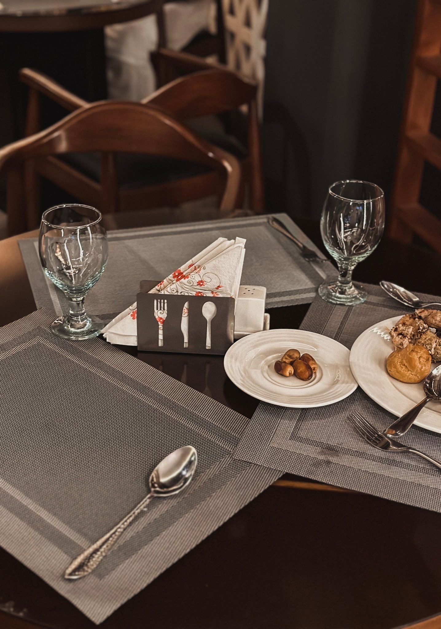 Embossed napkin surface with edge and full embossing