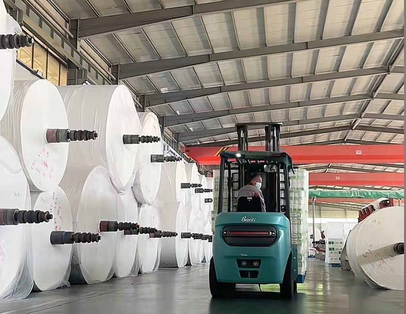 Carton packing station for private label tissue