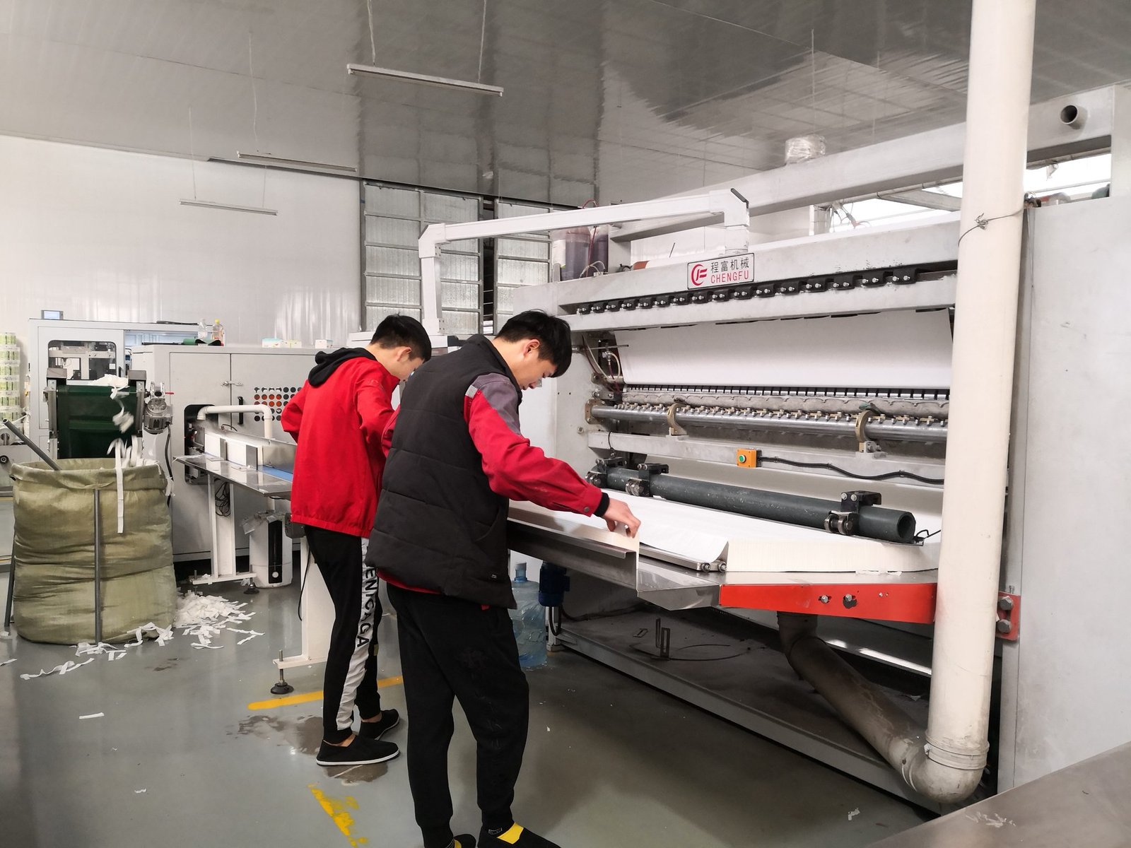 Multi-blade slitting and log sawing machine on the toilet paper converting line
